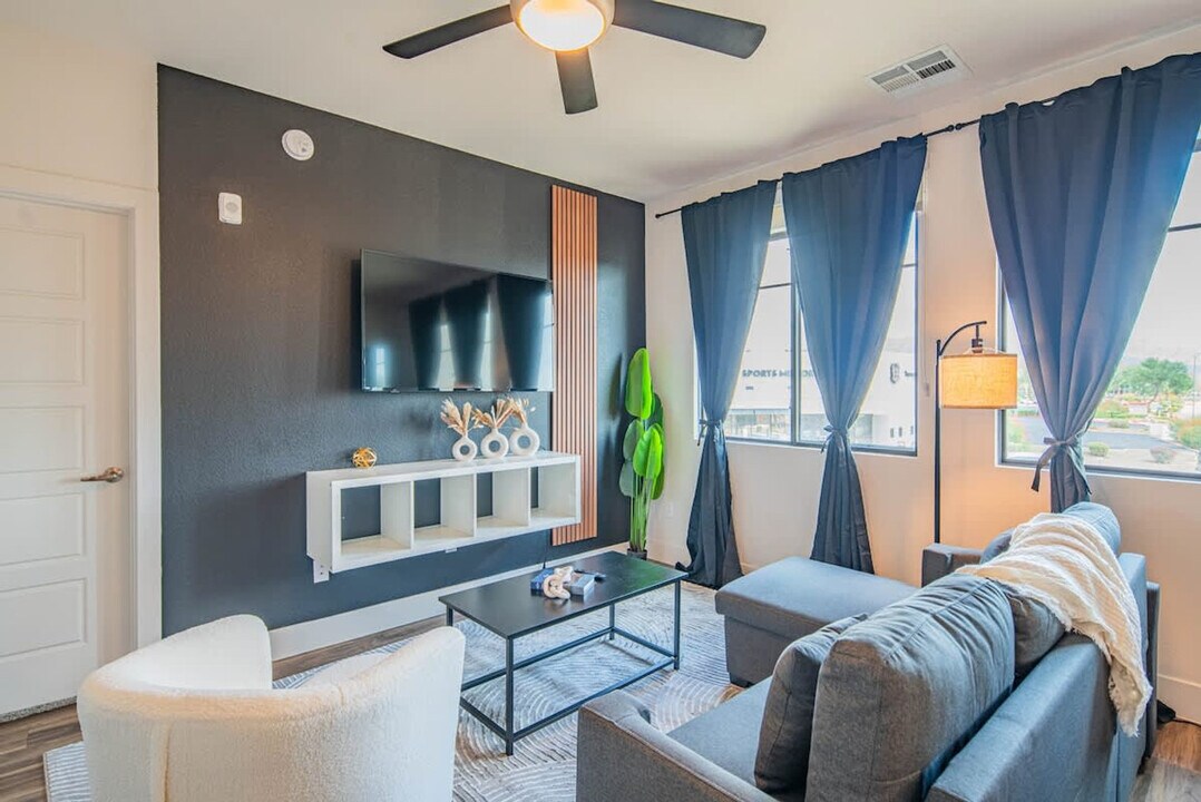15501 N Dial Blvd in Scottsdale, AZ - Building Photo