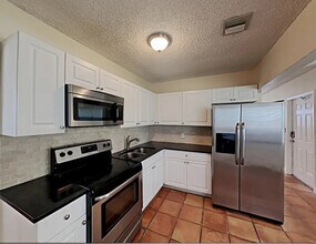 10380 SW 26th St in Miami, FL - Building Photo - Building Photo