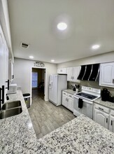 550 Westoak in Universal City, TX - Building Photo - Building Photo