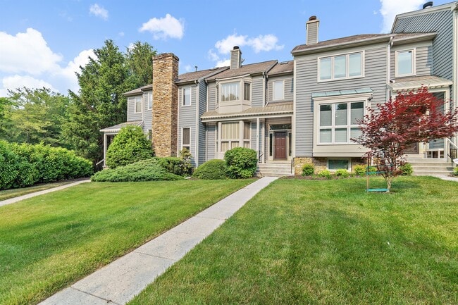 property at 3 Huntchase Ct