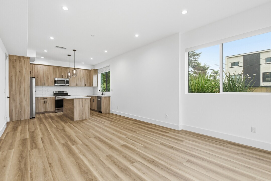 5809 Kester Ave in Van Nuys, CA - Building Photo