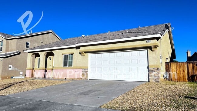 15219 Hallmark Ln in Victorville, CA - Foto de edificio - Building Photo