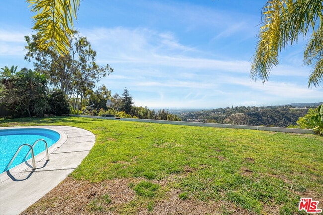 1641 Tower Grove Dr in Beverly Hills, CA - Building Photo - Building Photo