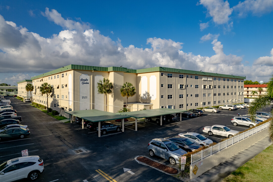 Hampton Gardens Condominium in Deerfield Beach, FL - Foto de edificio