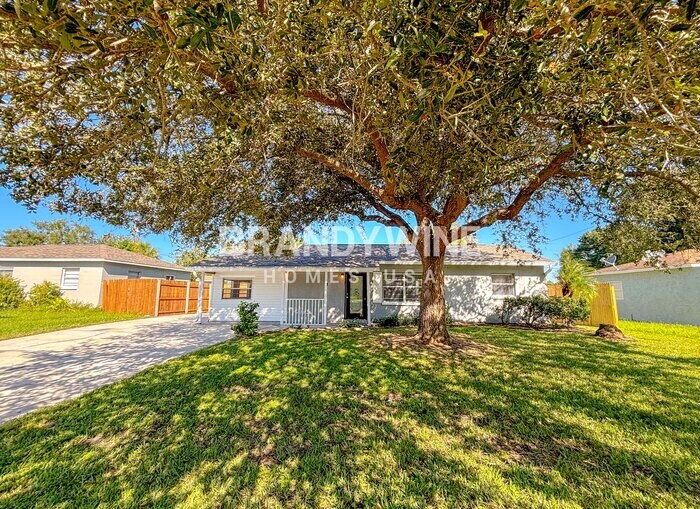 6028 Flora Terrace in Apollo Beach, FL - Building Photo