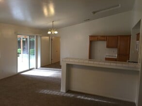 825 Astoria Park Dr in Bakersfield, CA - Building Photo - Building Photo