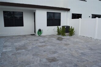 3384 W 100th Terrace in Hialeah, FL - Building Photo - Building Photo