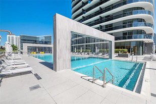 55 SW 9th St, Unit 1610 in Miami, FL - Building Photo - Building Photo