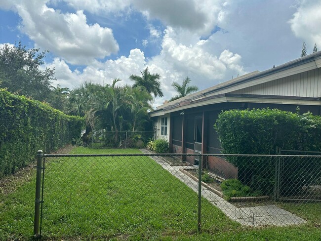 10659 La Placida Dr in Coral Springs, FL - Building Photo - Building Photo