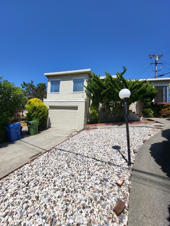 906 Balra Dr in El Cerrito, CA - Foto de edificio