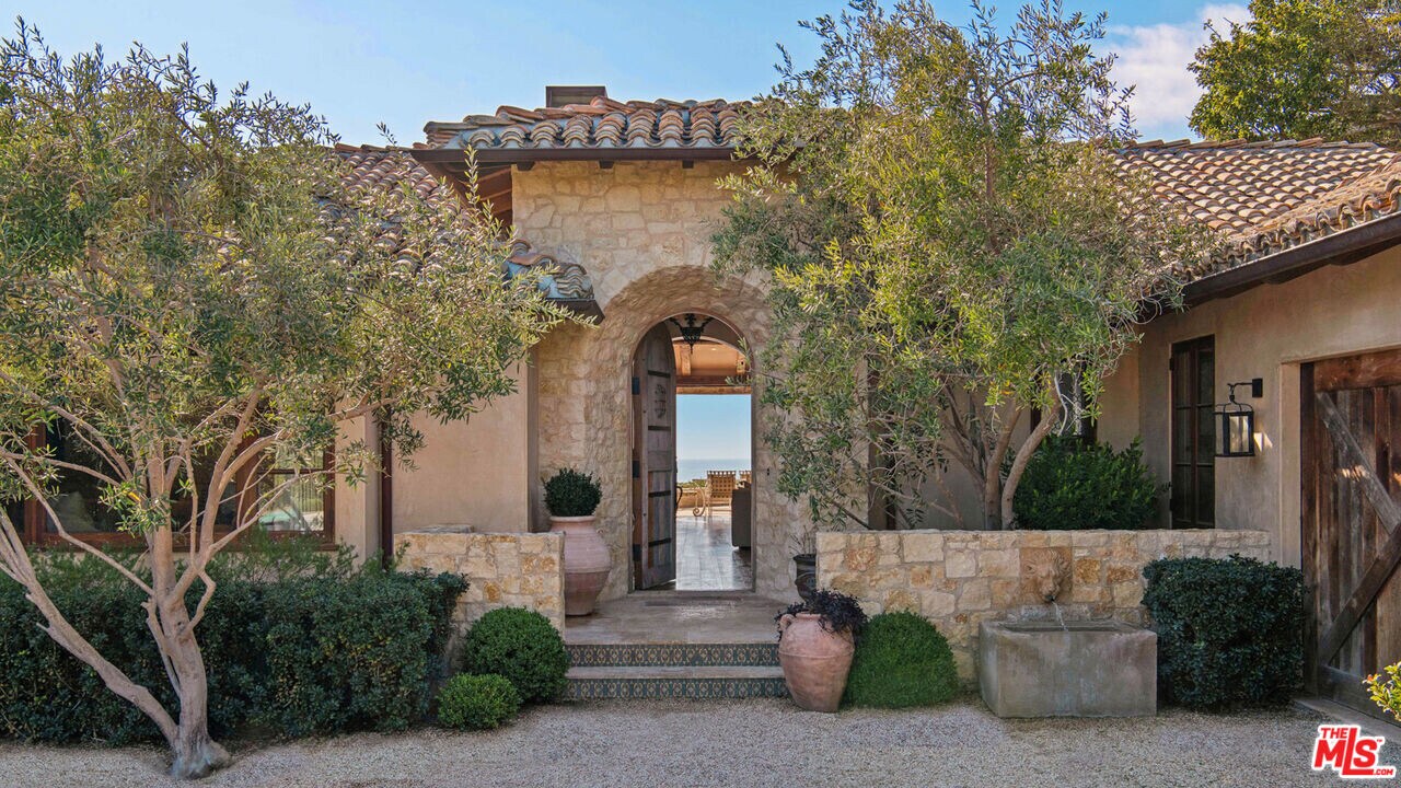 24650 Blue Dane Ln in Malibu, CA - Building Photo