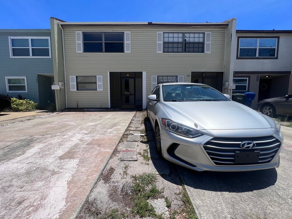 2820 S Pines Dr in Largo, FL - Foto de edificio