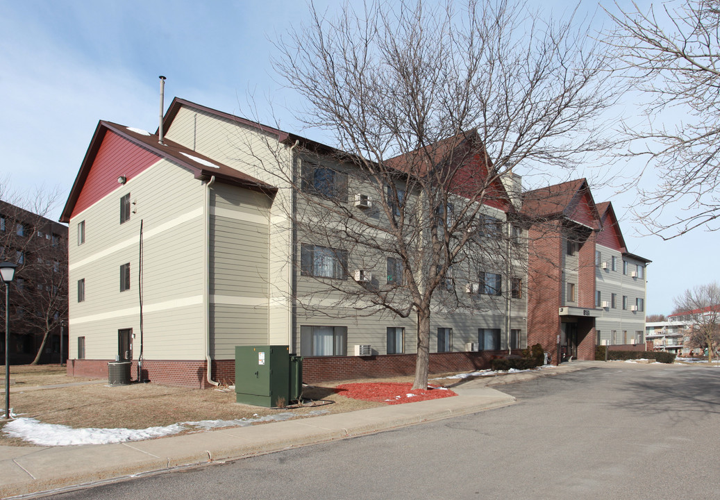 Winnetka West in Minneapolis, MN - Building Photo