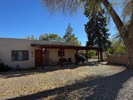 413 Valverde St in Taos, NM - Building Photo