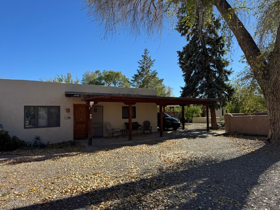 413 Valverde St in Taos, NM - Building Photo