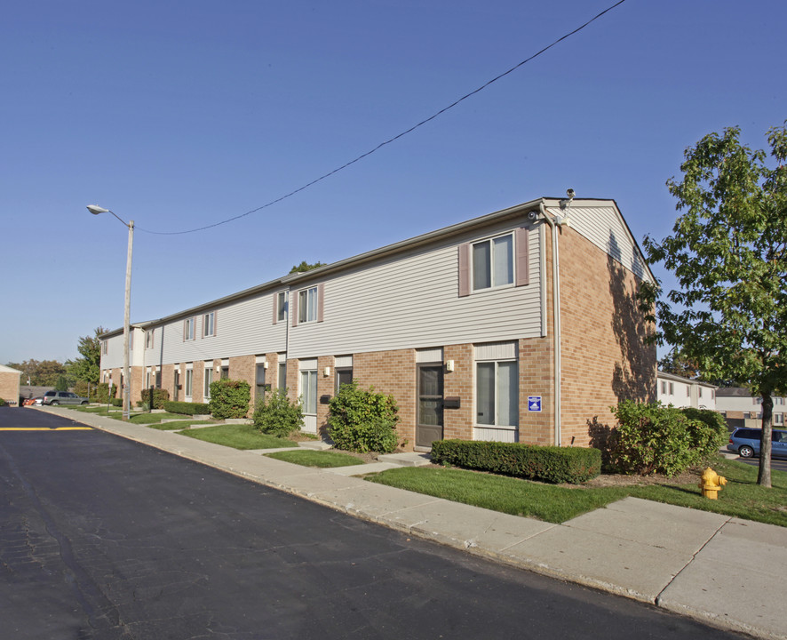 Arborview Village Apartments in Pontiac, MI - Building Photo