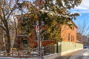 561 Palmerston Av Apartments