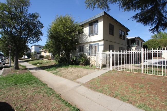 18133 Roscoe Blvd in Northridge, CA - Foto de edificio - Building Photo