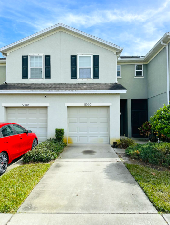 5050 White Sanderling Ct in Tampa, FL - Building Photo