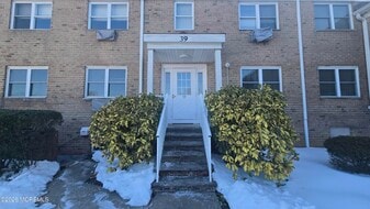 39 Manchester Ct in Freehold, NJ - Building Photo