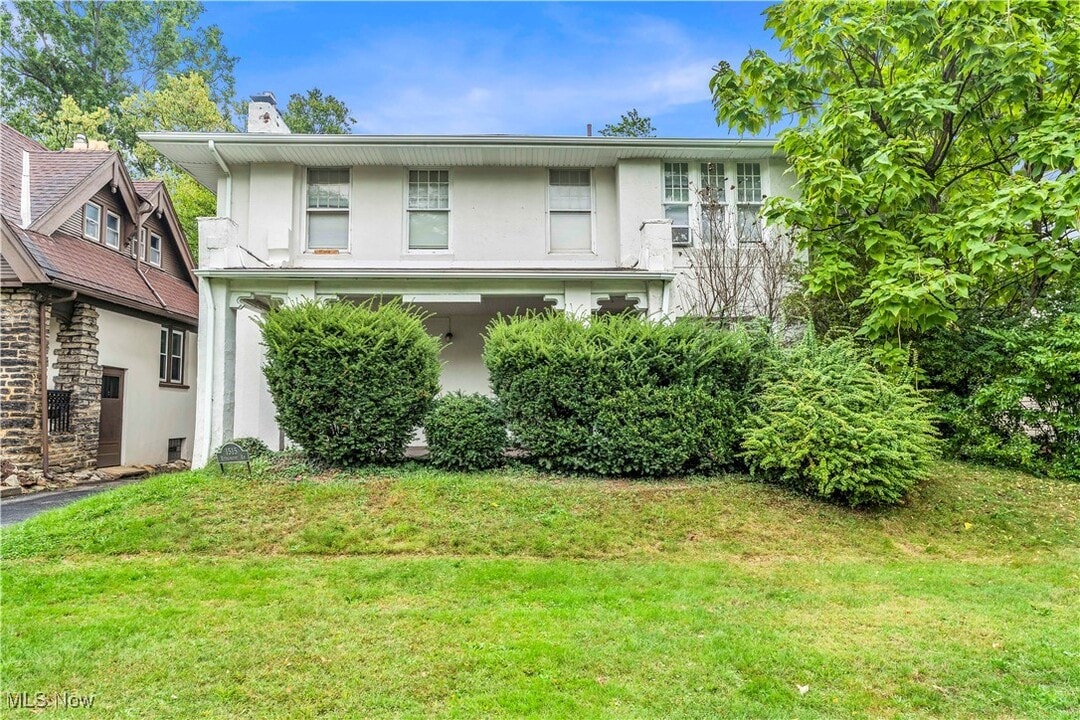 1515 Rydalmount Rd in Cleveland Heights, OH - Building Photo
