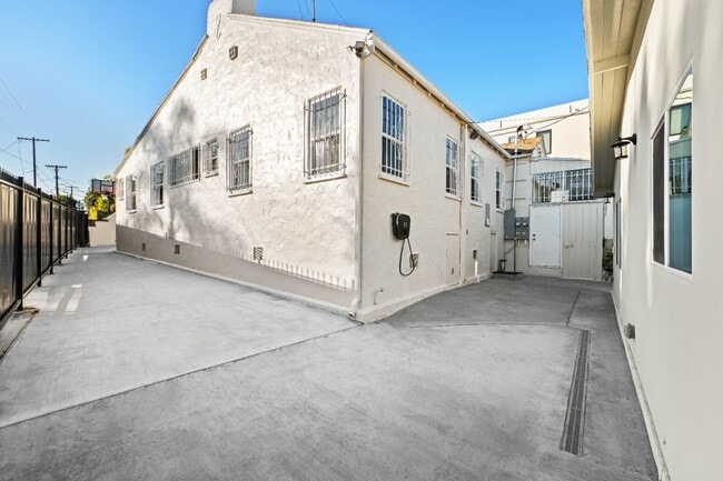 1642 S Crest Dr in Los Angeles, CA - Building Photo - Building Photo