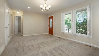 7261 Avrum Dr in Denver, CO - Foto de edificio - Building Photo