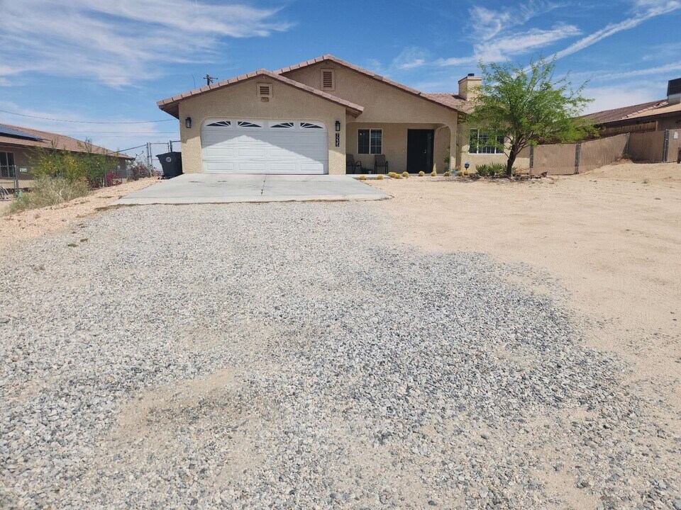 7235 Utah Trail in Twentynine Palms, CA - Foto de edificio
