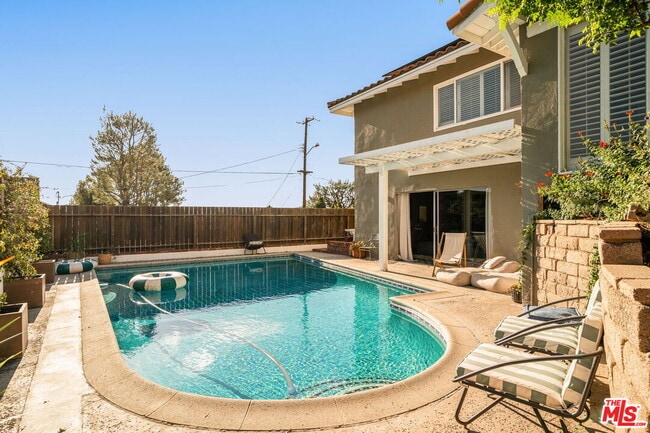 4748 Round Top Dr in Los Angeles, CA - Building Photo - Building Photo
