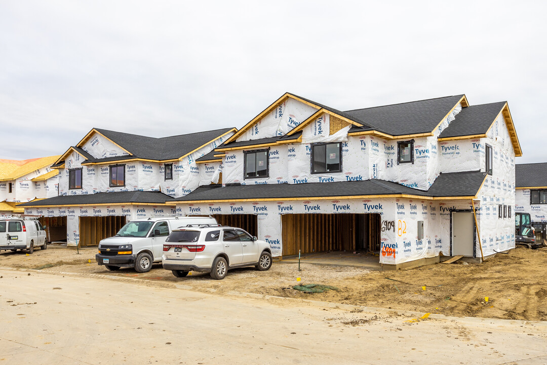 Ridgedale Heights in Johnston, IA - Building Photo