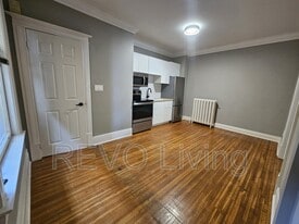 7 Centre St in St Catharines, ON - Building Photo