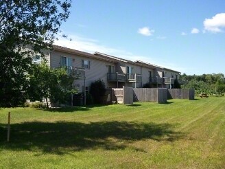 PINEHURST ACRES in Redgranite, WI - Foto de edificio