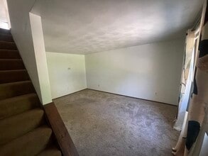 155 Garfield Way in Follansbee, WV - Foto de edificio - Building Photo