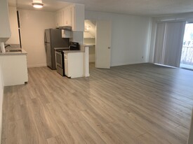 1321 Centinela Ave in Santa Monica, CA - Building Photo