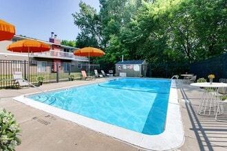 Lexington Hills Apartments in Eagan, MN - Foto de edificio - Building Photo
