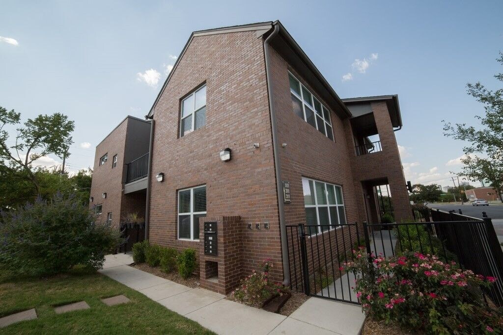 1200 College in Fort Worth, TX - Building Photo