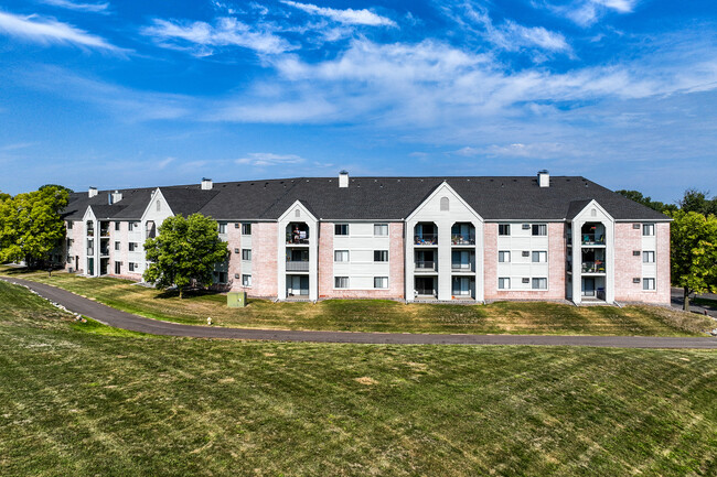 Hummingbird Cove Apartments in Plymouth, MN - Foto de edificio - Building Photo