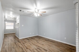 1404 Summit St in College Station, TX - Foto de edificio - Building Photo