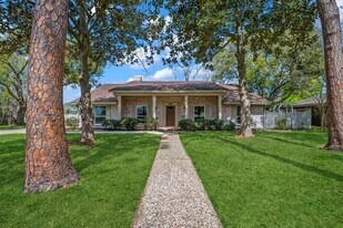 210 Ridgemont Dr in Alvin, TX - Building Photo