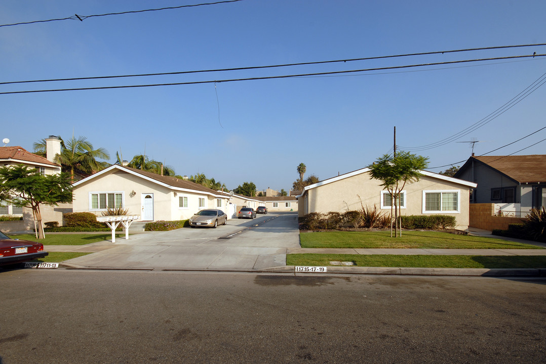 11709-11719 216th St in Lakewood, CA - Building Photo