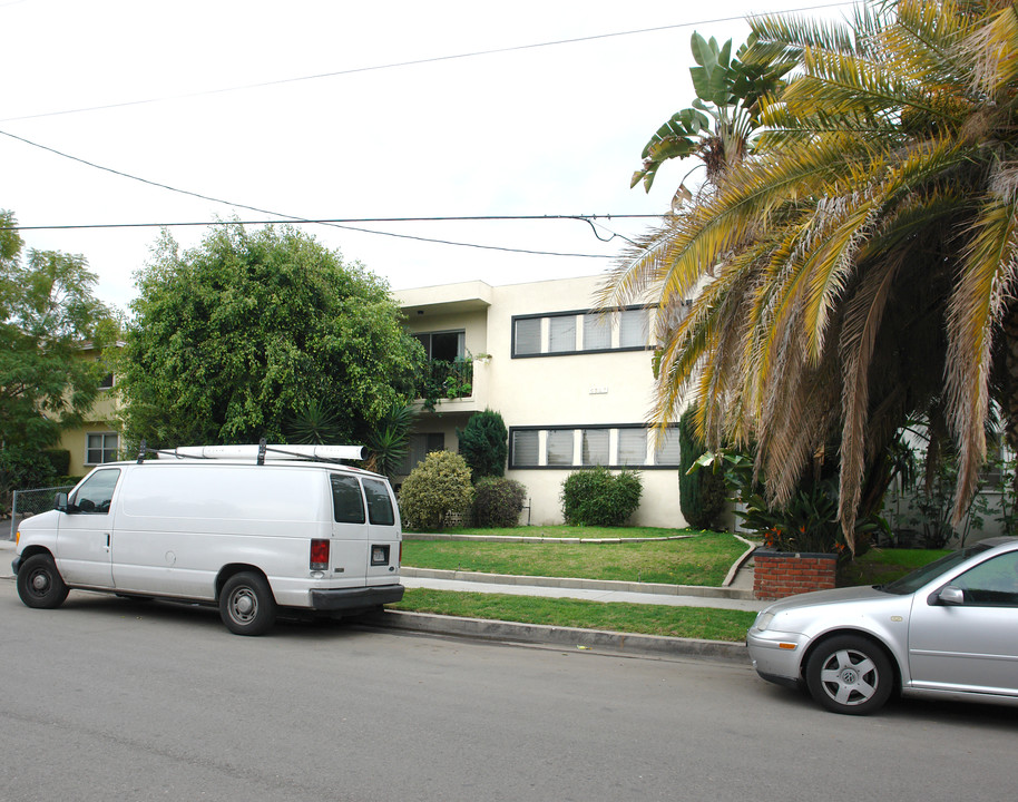 5327 Hermitage Ave in Valley Village, CA - Building Photo