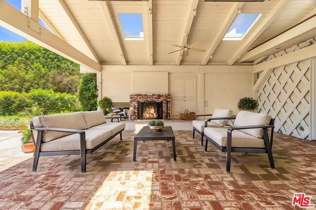 property at 721 N Linden Dr