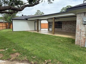 7026 Hidden Arbor Ln in Houston, TX - Foto de edificio - Building Photo