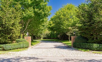 97 Coopers Farm Rd in Southampton, NY - Building Photo