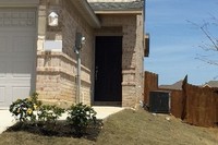 4928 Villas Drive in Sanger, TX - Foto de edificio - Building Photo