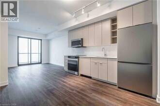 2075 Lakeshore Rd. in Burlington, ON - Building Photo - Building Photo
