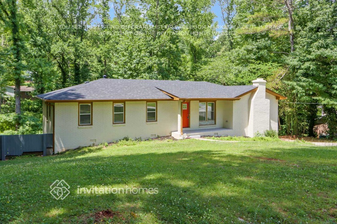 5888 Simone Dr in Stone Mountain, GA - Foto de edificio