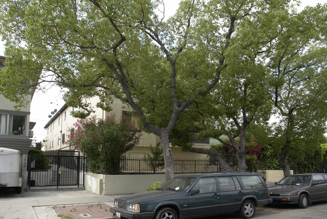 5826 Camerford Ave in Los Angeles, CA - Building Photo - Building Photo