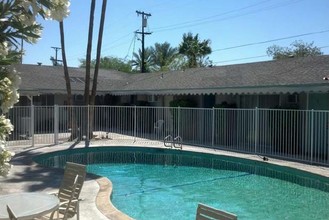 807 E Cottonwood Rd in Palm Springs, CA - Building Photo - Building Photo