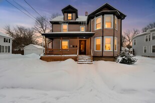 607 Tulip St in Liverpool, NY - Building Photo